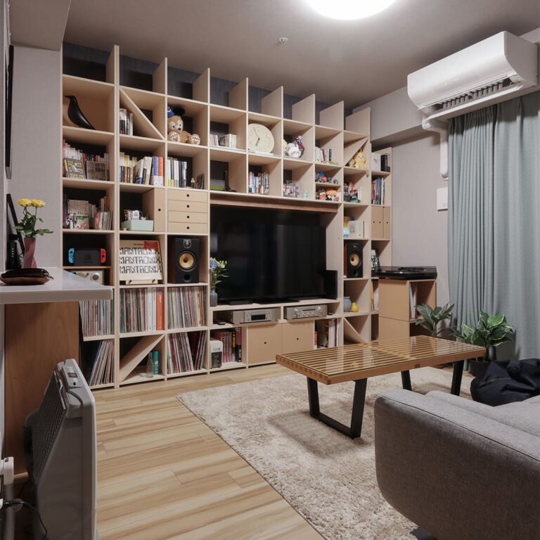 リビングのテレビボード - Shelf 壁一面の本棚 奥行350mm・スリム本棚 - マルゲリータお客様事例