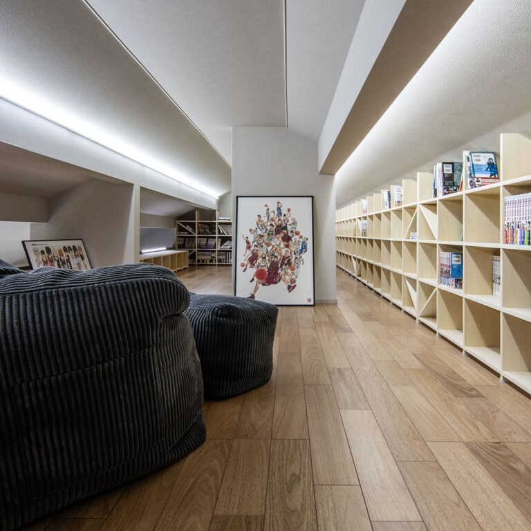 ロフトの本棚 - Shelf 壁一面のA5判コミック本棚 奥行180mm - マルゲリータお客様事例