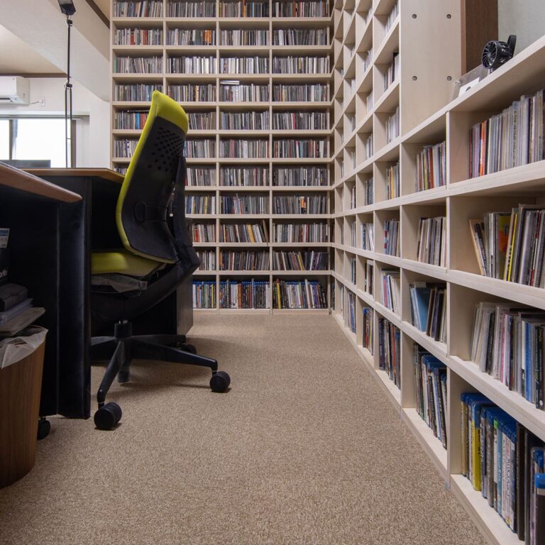 壁一面のCD棚 - Shelf 壁一面のコミック本棚 奥行180mm - マルゲリータお客様事例