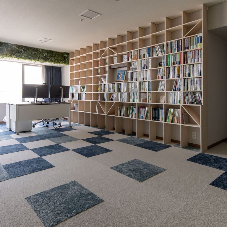 法律事務所の本棚 - Shelf 壁一面の本棚 奥行250mm - マルゲリータお客様事例