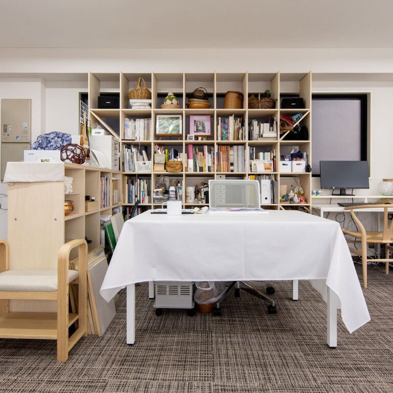 絵画教室・アトリエの本棚 - Shelf 壁一面の本棚 奥行350mm / ロータイプ本棚 - マルゲリータお客様事例