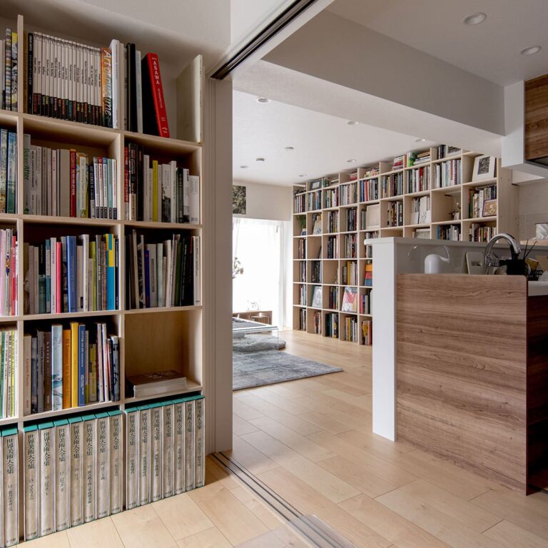 リズムを生む雁行する本棚配置 - Shelf 壁一面の本棚 奥行250mm - マルゲリータお客様事例