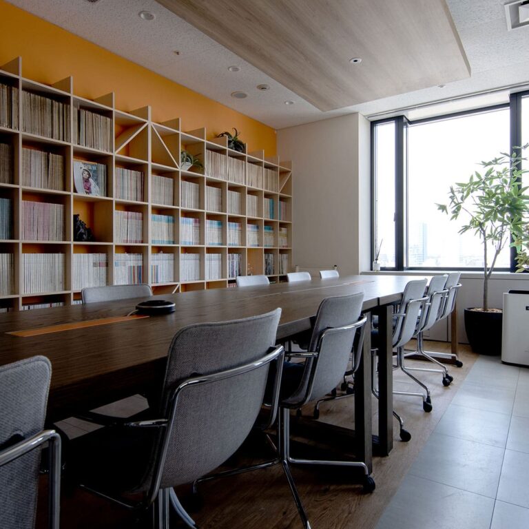 オフィスに設けられた本棚とエンタメ空間 - Shelf 壁一面の本棚 奥行350mm - マルゲリータお客様事例