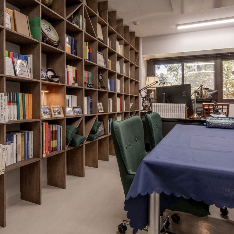 筑波大学人間系教育学域の研究室に - Shelf 壁一面の本棚 奥行250mm/ロータイプ本棚 - マルゲリータお客様事例