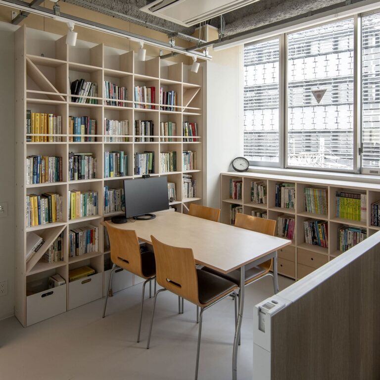 大学研究室・学生用ワークスペース - Shelf 壁一面の本棚 奥行250mm / ロータイプ本棚 - マルゲリータお客様事例