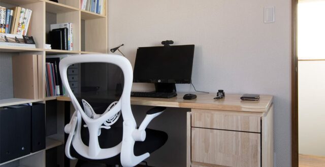 書斎の本棚・デスク - Shelf 壁一面の本棚 奥行250・壁一面の本棚 奥行350・Studio ワークデスク - マルゲリータお客様事例