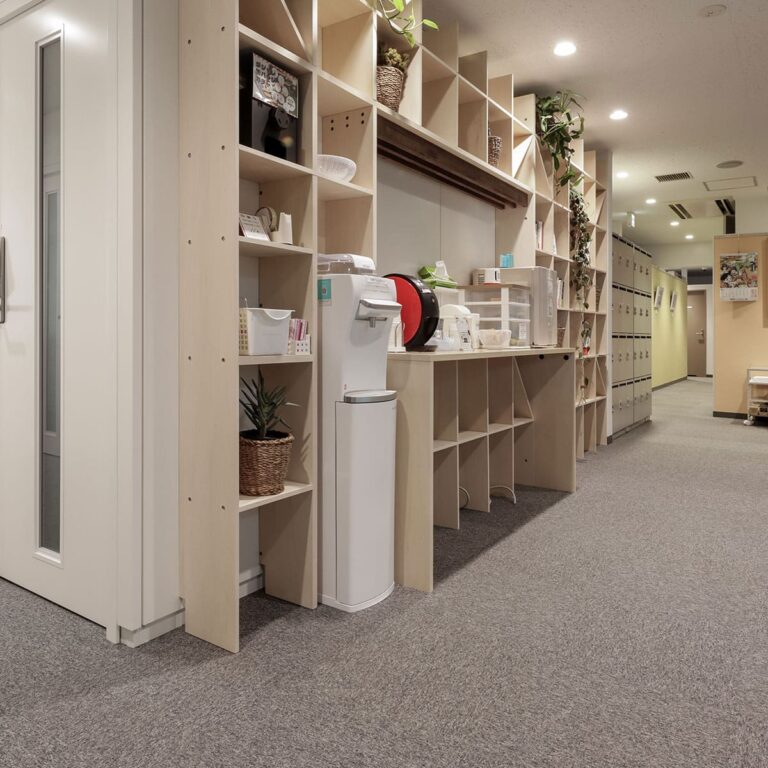 シェア&レンタルオフィス MICAN 様 - Shelf カウンター付き本棚・壁一面の本棚 奥行250mm - マルゲリータお客様事例