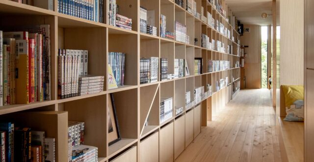 長い廊下の壁一面の本棚 - Shelf 壁一面の本棚 奥行350mm / アンダーカウンター本棚 - マルゲリータお客様事例