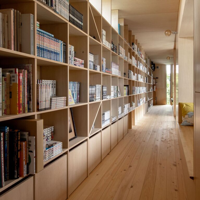 長い廊下の壁一面の本棚 - Shelf 壁一面の本棚 奥行350mm / アンダーカウンター本棚 - マルゲリータお客様事例