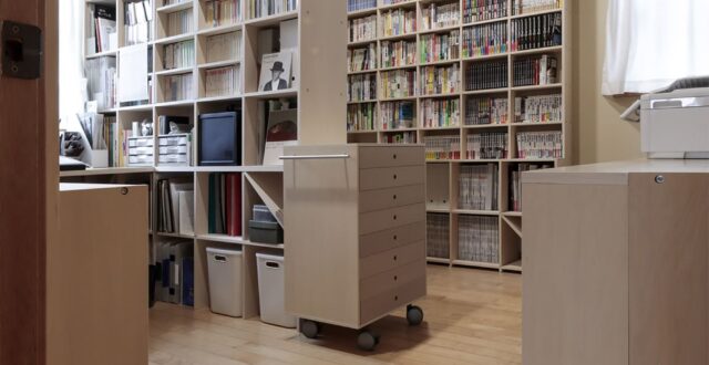 川の字に並ぶ本棚で構成した、二つのワークスペース - Shelf 壁一面の本棚 奥行350mm - マルゲリータお客様事例
