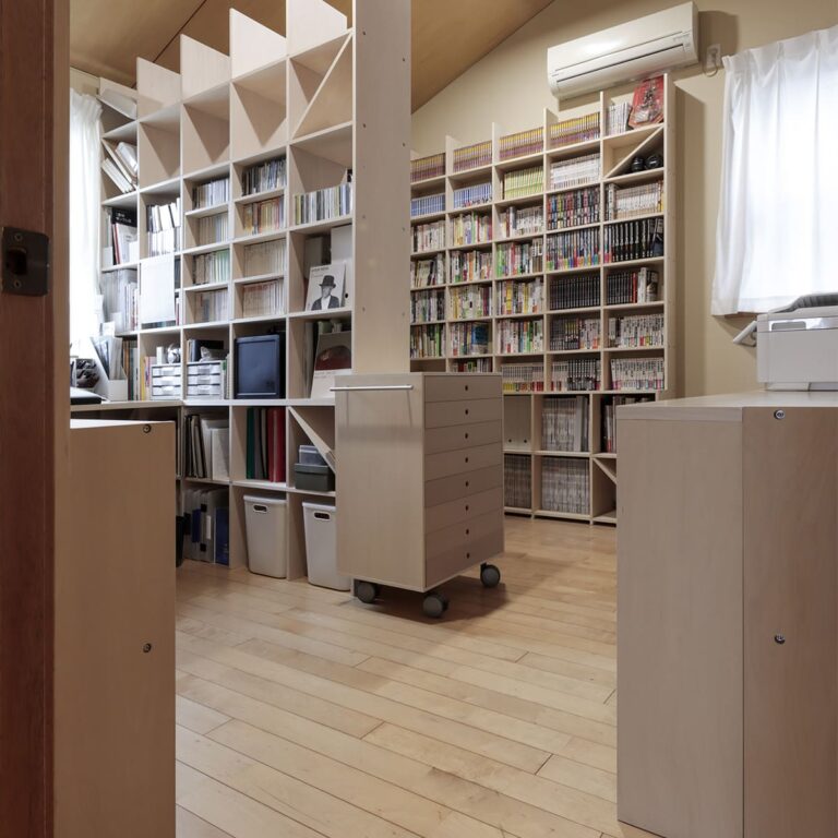 川の字に並ぶ本棚で構成した、二つのワークスペース - Shelf 壁一面の本棚 奥行350mm - マルゲリータお客様事例
