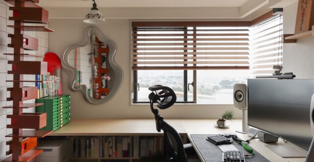 コーナーサッシに沿って展開する、明るい書斎スペース - Shelf アンダーカウンター本棚 奥行250mm - マルゲリータお客様事例