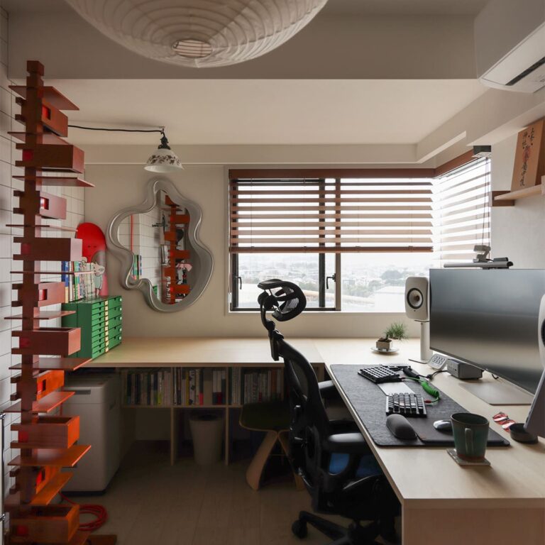 コーナーサッシに沿って展開する、明るい書斎スペース - Shelf アンダーカウンター本棚 奥行250mm - マルゲリータお客様事例