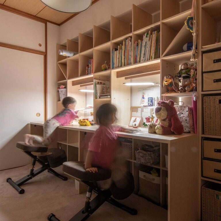 お子さんの学習机 - Shelf 壁一面のカウンター付き本棚 / 壁一面の本棚 奥行350mm - マルゲリータお客様事例