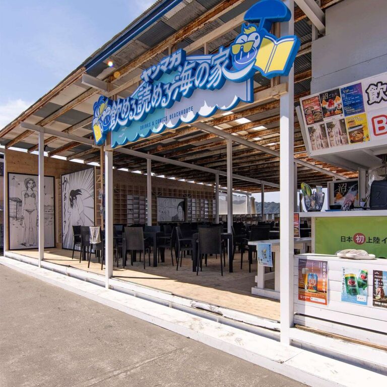 ヤンマガ飲める読める海の家 - Shelf 壁一面の本棚 - マルゲリータお客様事例