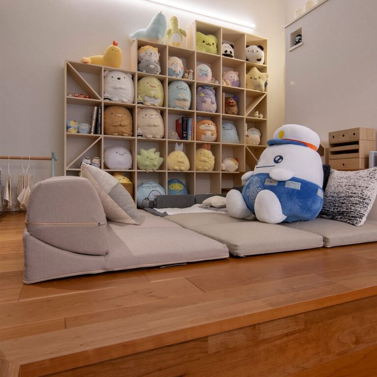 「すみっコぐらし」のコレクションをディスプレイ - Shelf 壁一面の本棚 奥行250mm - マルゲリータお客様事例