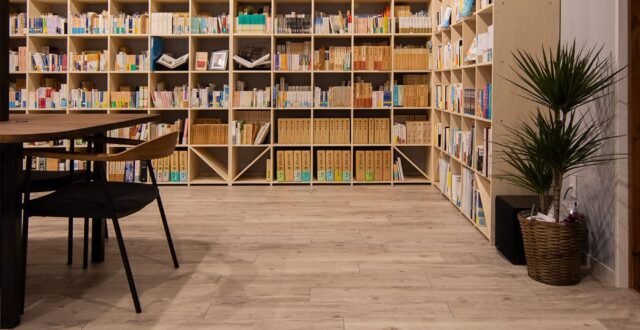白井正雄記念館 ともす図書館 - Shelf 壁一面の本棚 奥行350 - マルゲリータお客様事例