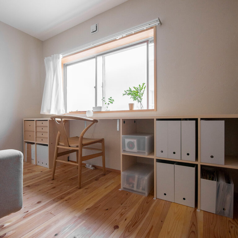 アンダーカウンター本棚/Shelf（No.02）部屋の開口部を生かしたカウンターデスク