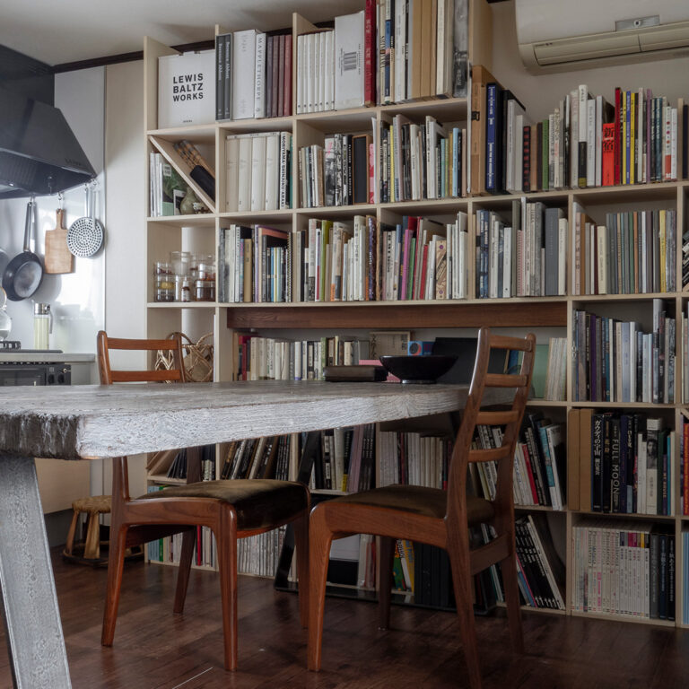 漆と金継ぎと「共直し」を主軸とした修復専門家のアトリエに | 開口部のある本棚 / Shelf (No.09)  | マルゲリータ使用例 シンプル おしゃれ 部屋 インテリア レイアウト