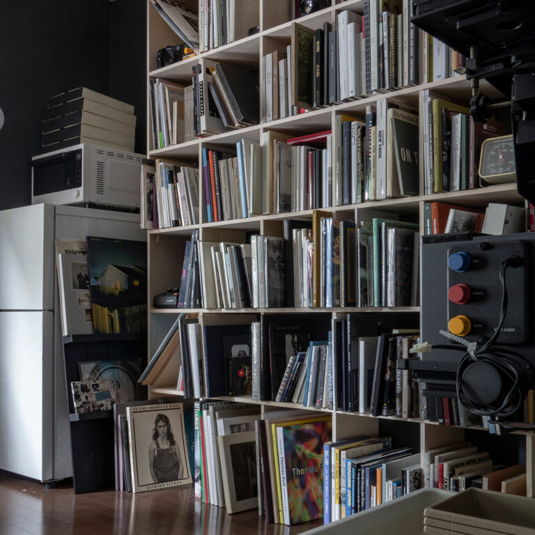 フィルム写真を現像する暗室に | 壁一面の本棚 奥行250mm / Shelf (No.73)  | マルゲリータ使用例 シンプル おしゃれ 部屋 インテリア レイアウト